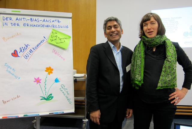 Dr. Prasad Reddy und Constanze Schwärzer-Dutta moderieren einen Anti-Bias-Workshop